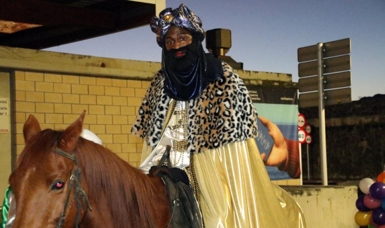 San Anton menditik jaitsi eta beraien laguntzaileekin kale Nagusira zuzendu ziren hiru erregeak. 