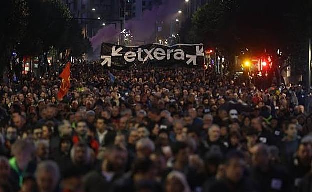Los concentrados han llevado una lona con el lema 'Etxera' desde La Casilla hasta Zabalburu y han marchado luego hasta el Ayuntamiento.