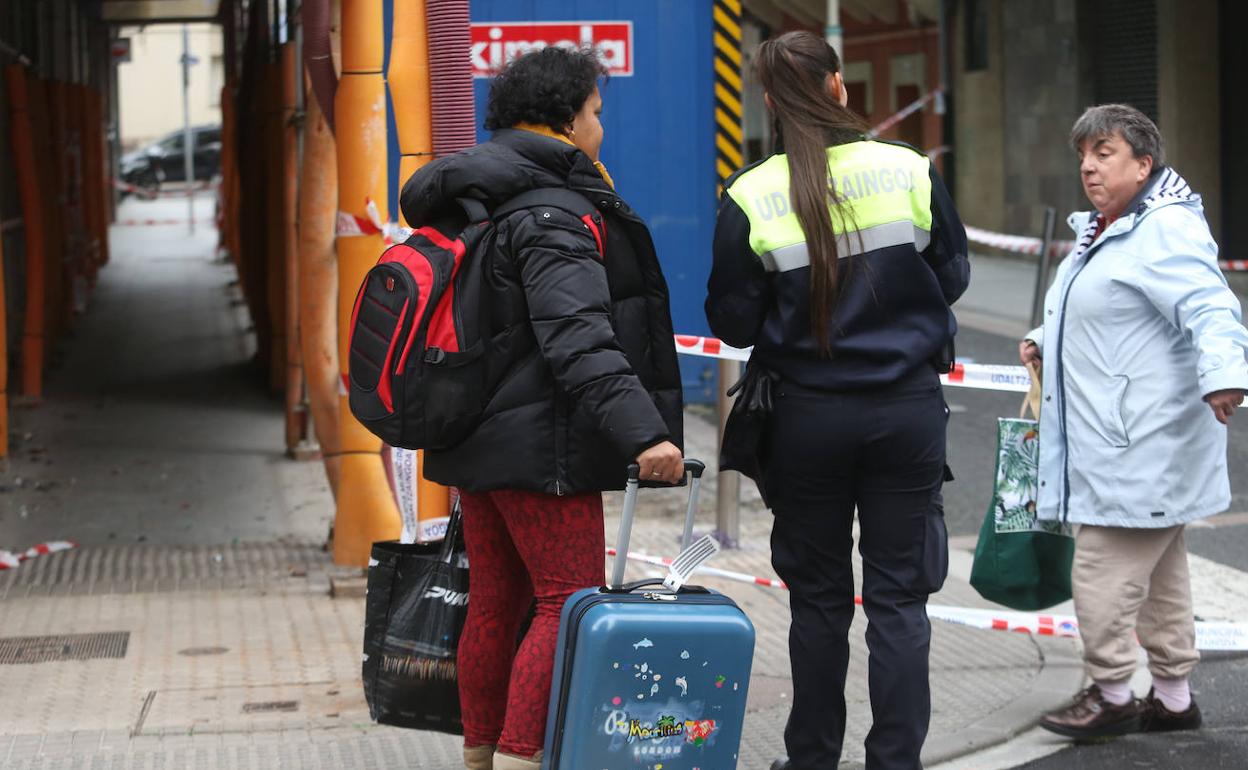 Los vecinos de Pasaia desalojados empiezan a entrar al edificio a recoger sus pertenencias.