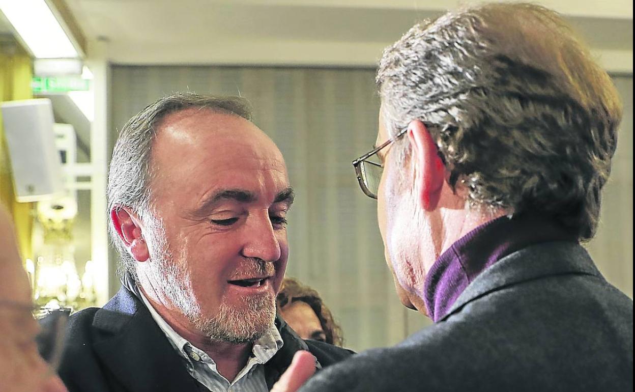 Esparza y Feijóo se saludaron efusivamente el 4 de diciembre en Pamplona. El día 12 UPN se desligó del PP.