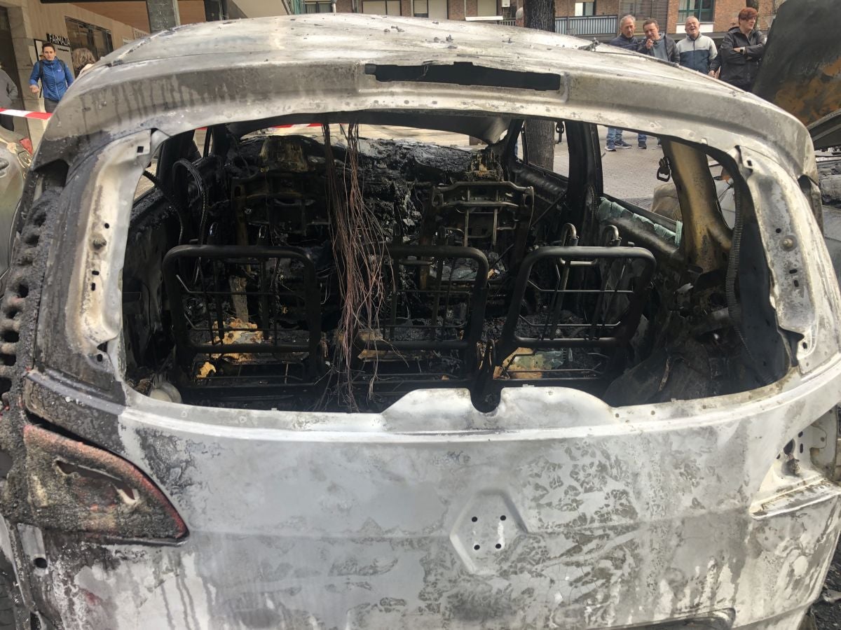 Fotos: Un incendio en un coche en Astigarraga causa daños en otros cuatro vehículos