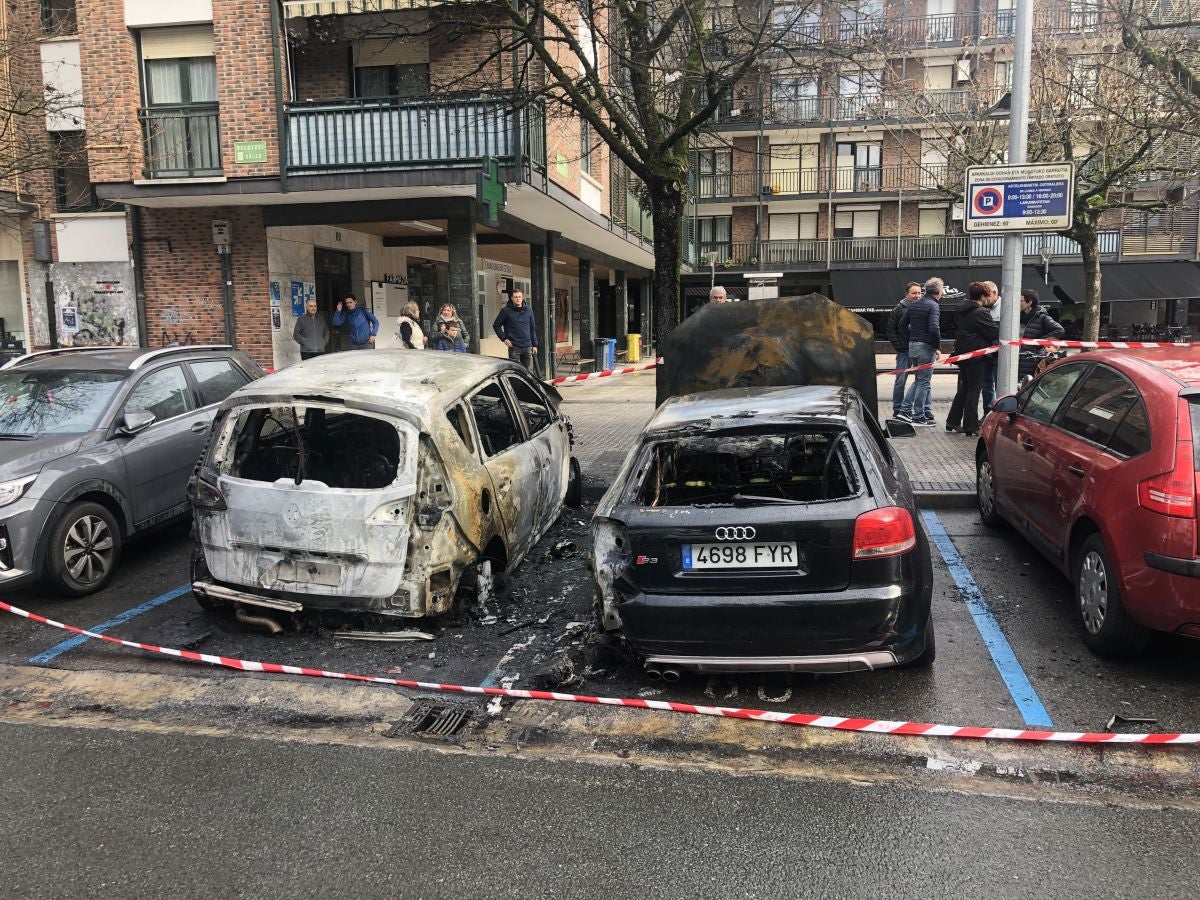 Fotos: Un incendio en un coche en Astigarraga causa daños en otros cuatro vehículos