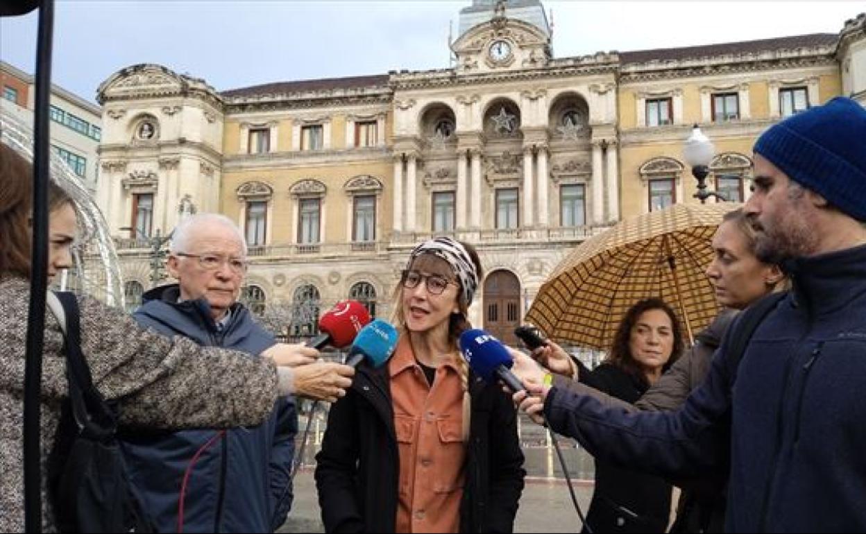 Joseba Azkarraga y Bego Atxa, portavoces de Sare, este domingo en Bilbao. 