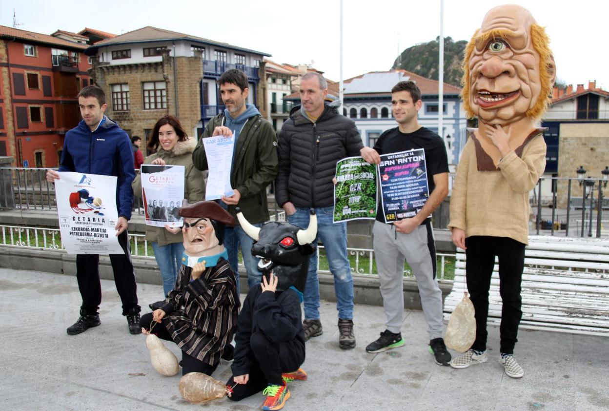 Aldamar parkean elkartu ziren festetako protagonista izango diren batzuk. 