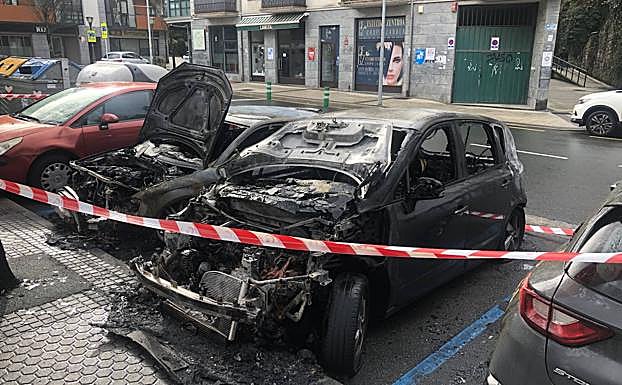Un incendio en un coche en Astigarraga causa daños en otros cuatro vehículos
