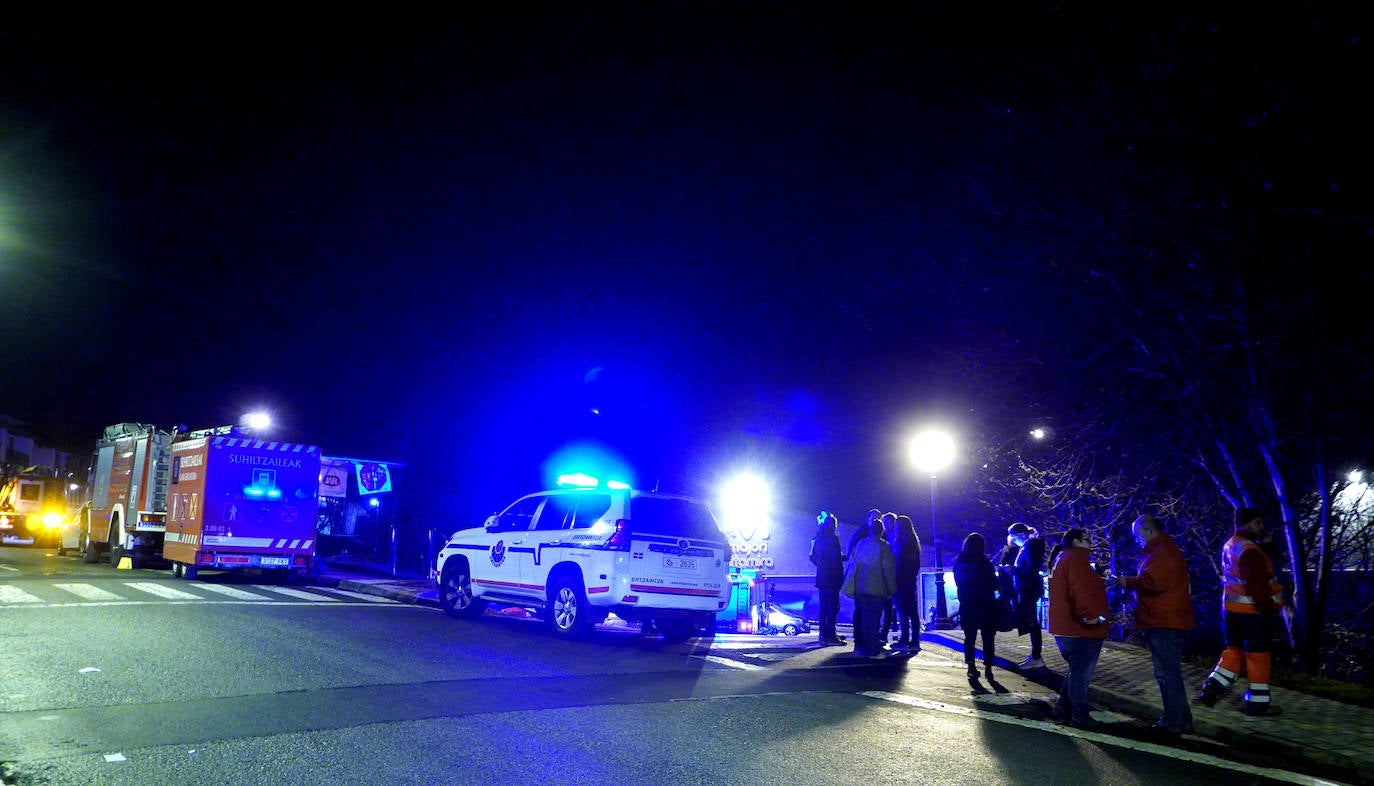 Fotos: Siete hospitalizados y varios atendidos tras un escape de cloro en el polideportivo de Ordizia