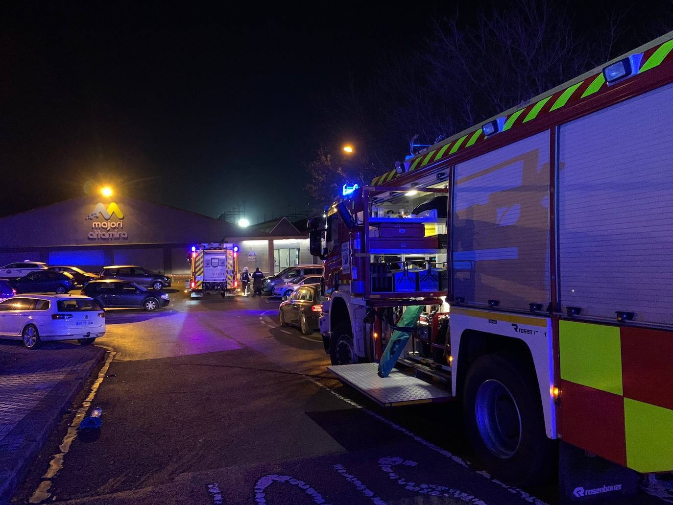 Fotos: Siete hospitalizados y varios atendidos tras un escape de cloro en el polideportivo de Ordizia