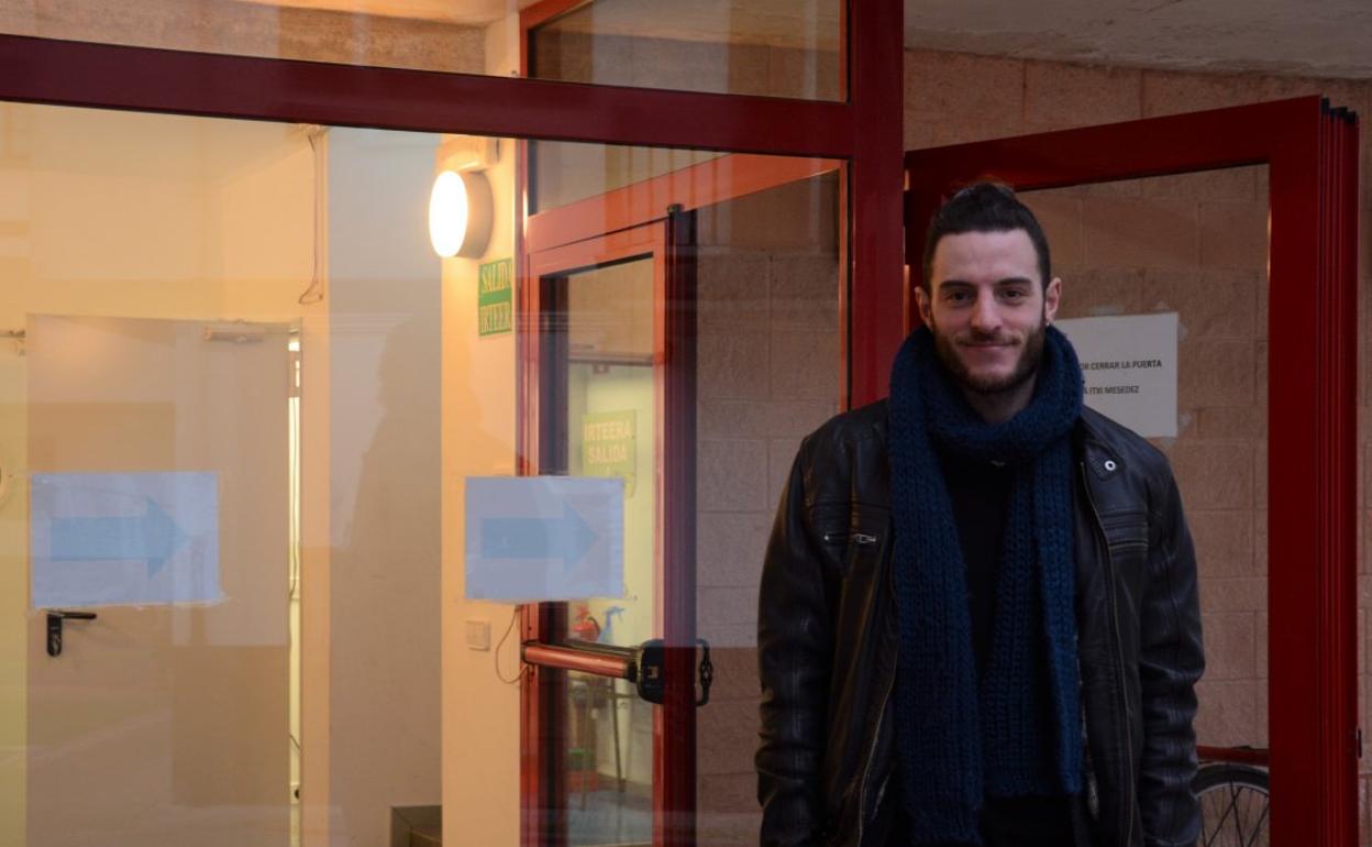 Niko Mindegia, ante el polideportivo de Doneztebe, donde suele entrenar cuando está en su pueblo. 