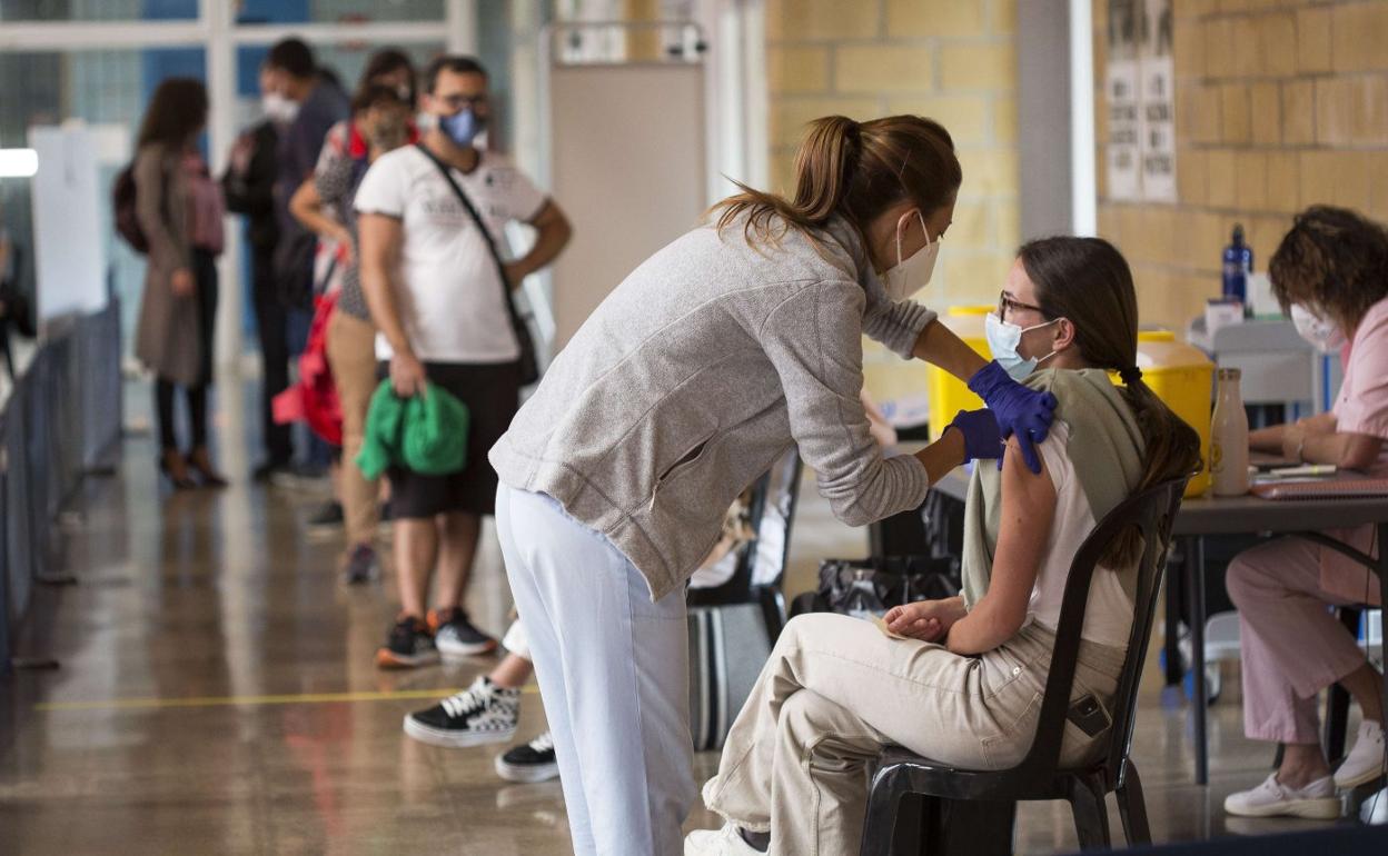 Una joven recibe la vacuna de Covid en un centro de vacunación de Irun. 