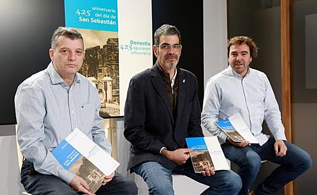 El alcalde, Eneko Goia, con representantes de 425 Kultur Elkartea, este lunes en el Ayuntamiento. 