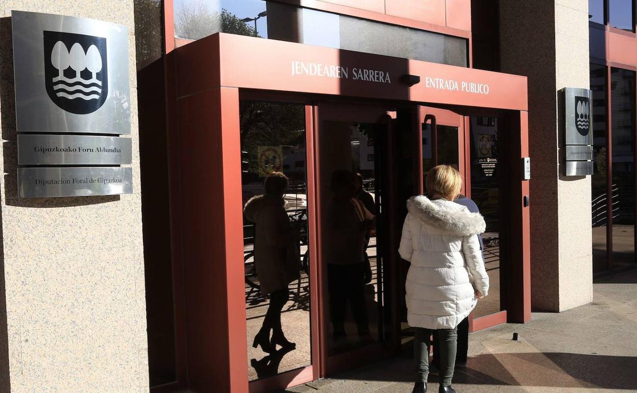 Entrada de la sede central de la Hacienda de Gipuzkoa, en Donostia. 