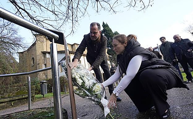Muriel Larrea y Carlos Iturgaiz colocan un ramo de flores en La Rosaleda en recuerdo del concejal José Ignacio Iruretagoinea.
