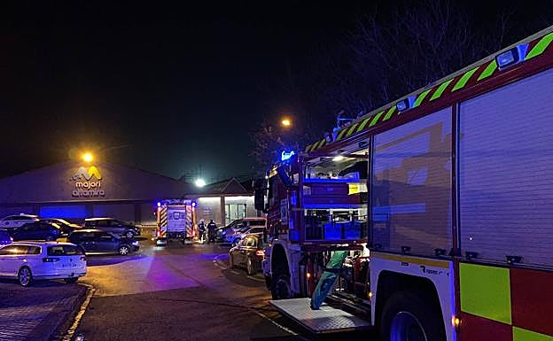 Galería. Varias dotaciones de bomberos se han acercado al polideportivo Majori de Ordizia. 