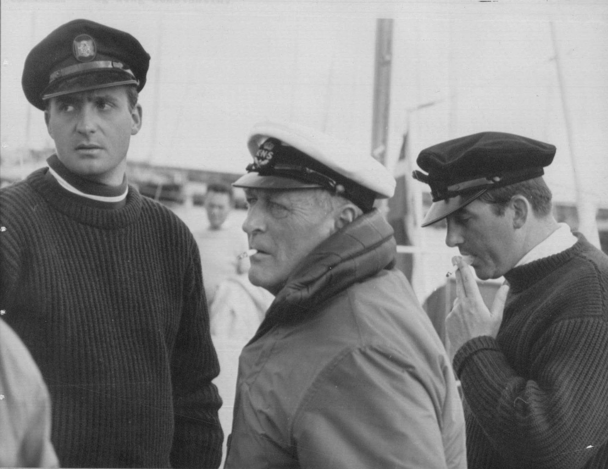 El rey Constantino y el entonces príncipe Juan Carlos, visitan en su yate al rey Olaf de Noruega, antes de una regata internacional.