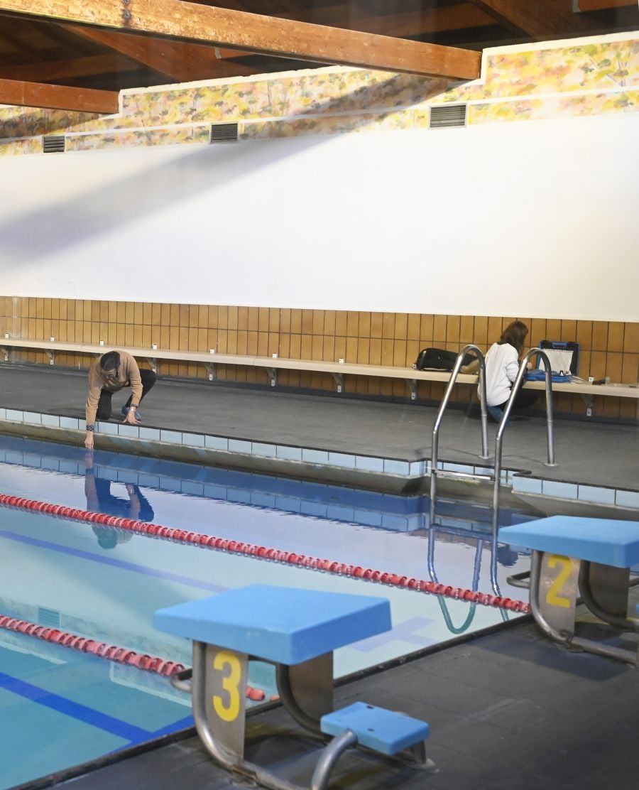 Fotos: Siete hospitalizados y varios atendidos tras un escape de cloro en el polideportivo de Ordizia