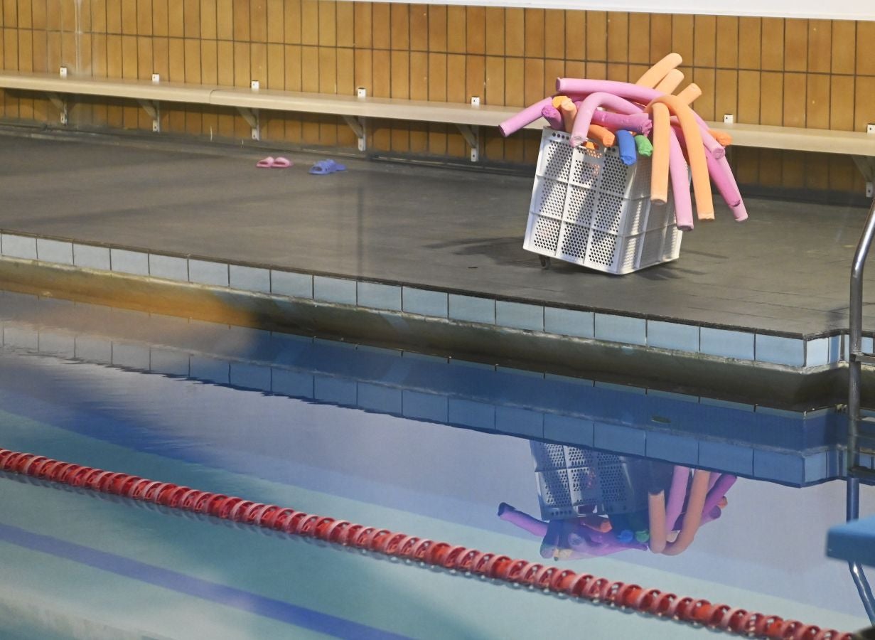 Fotos: Siete hospitalizados y varios atendidos tras un escape de cloro en el polideportivo de Ordizia