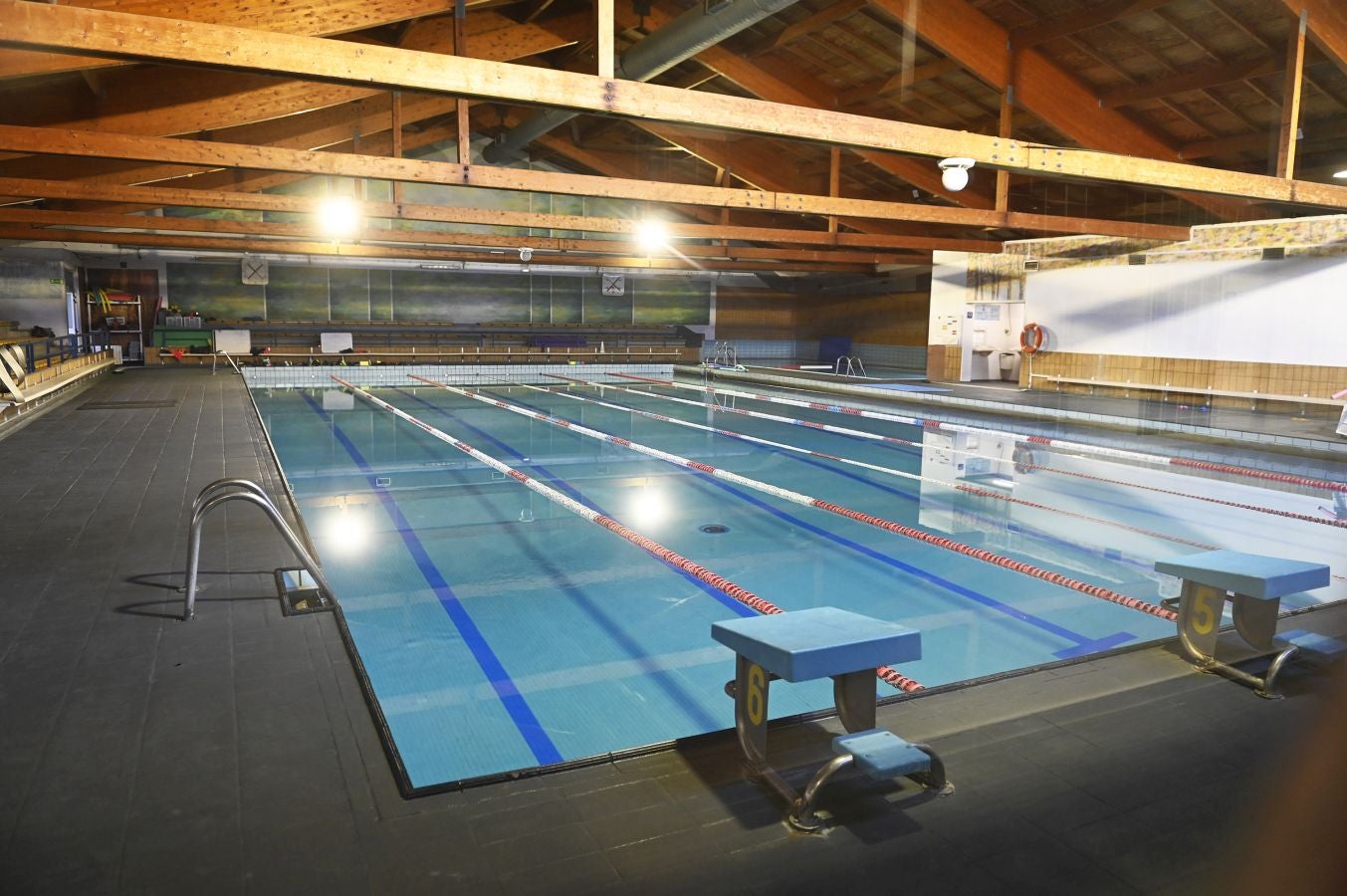 Fotos: Siete hospitalizados y varios atendidos tras un escape de cloro en el polideportivo de Ordizia