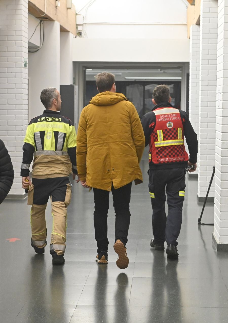 Fotos: Siete hospitalizados y varios atendidos tras un escape de cloro en el polideportivo de Ordizia