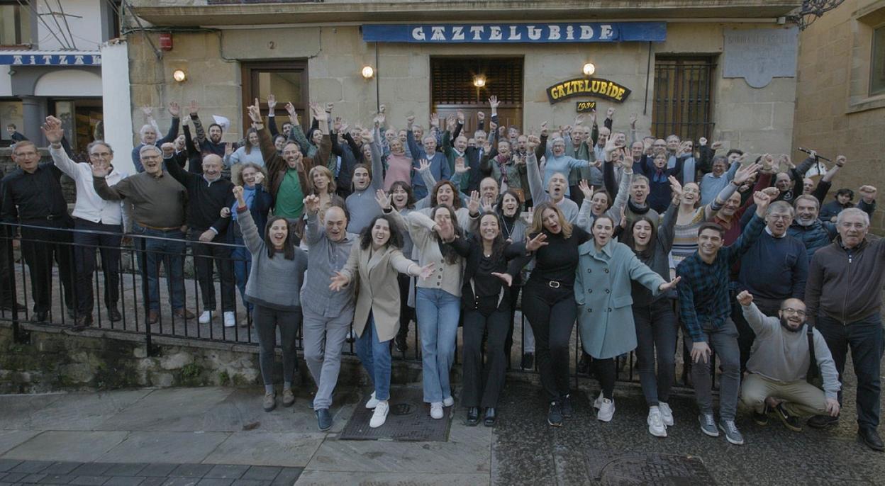 Los orfeonistas posan en la entrada de la sociedad Gaztelubide. 