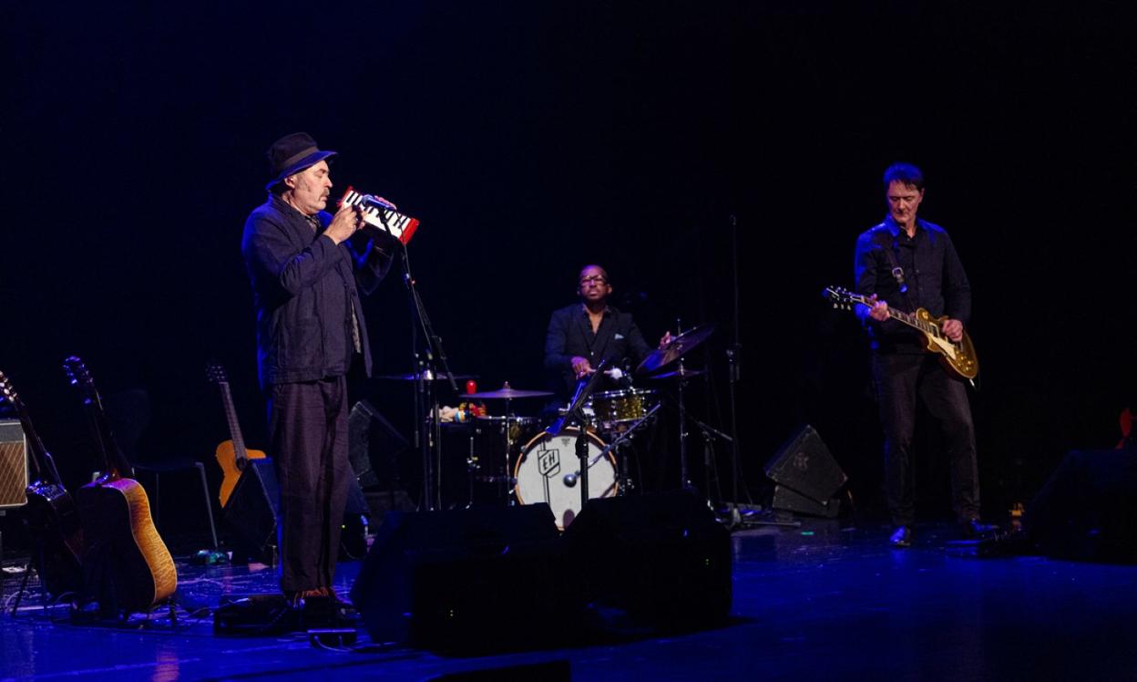 Un momento de la actuación de la banda Tindersticks anoche en el teatro Victoria Eugenia. 