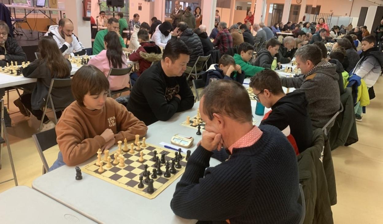 Participantes de diversas edades disputaron el torneo de ajedrez. 