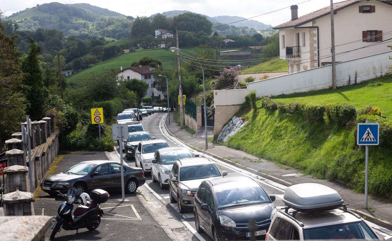 El camino de Blaia bloqueado este mes de agosto por coches que viajaban hacia otros países europeos. 