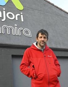 Imagen secundaria 2 - Así quedó la piscina tras ser desalojada. Miren Martín acudió ayer a recoger las cosas de su hija June Fresnillo. Ángel Cuerda, profesor.