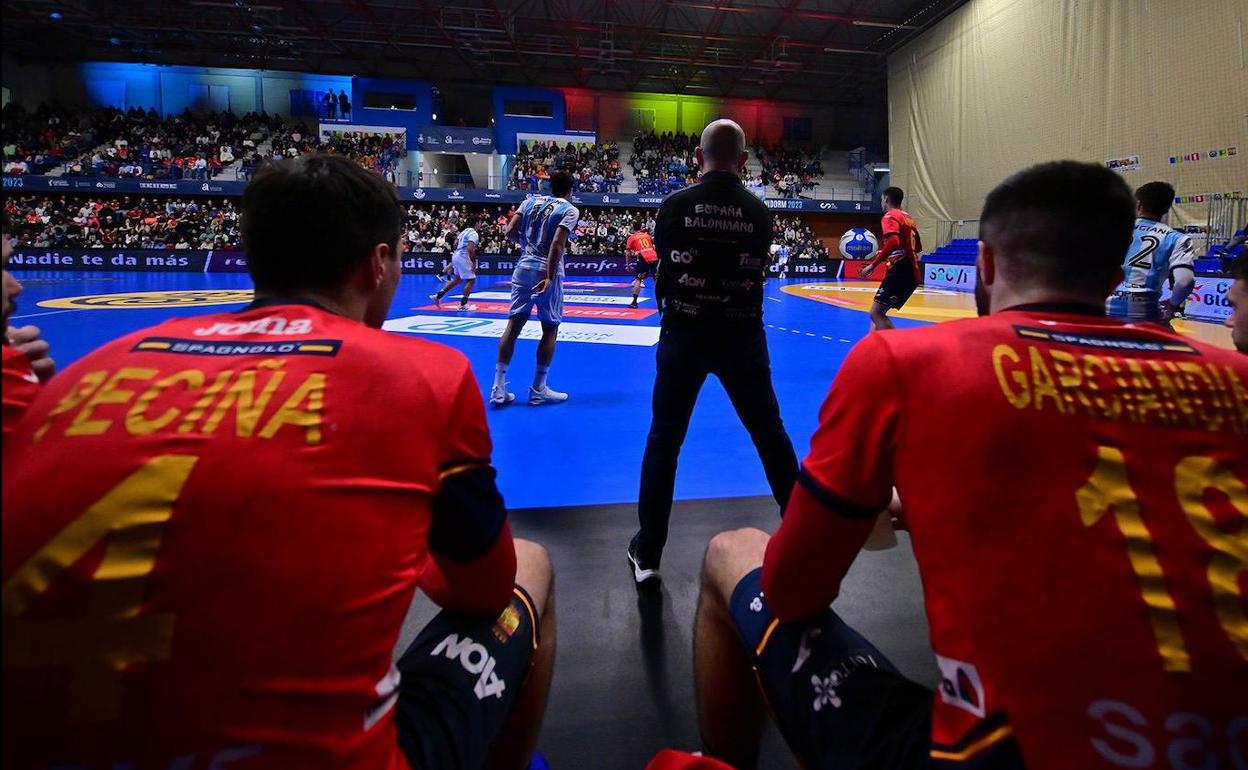 Iñaki Peciña e Imanol Garciandia enel banquillo durante el amistoso disputado ante Argentina. 