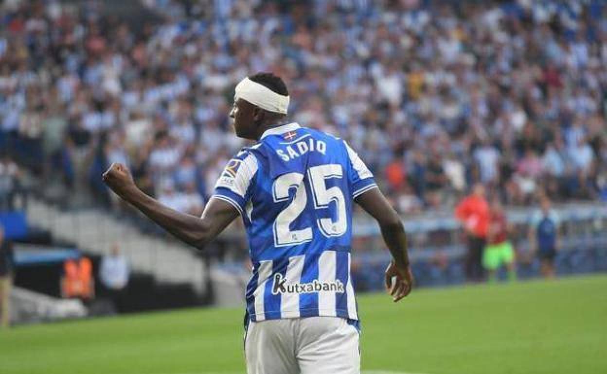 Umar Sadiq celebra su gol ante el Atlético de Madrid en el Reale Arena.