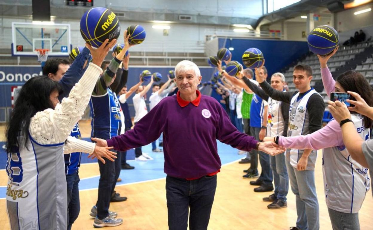 Jugadores hacen pasillo a Gotzon Arrieta en el Gasca. 
