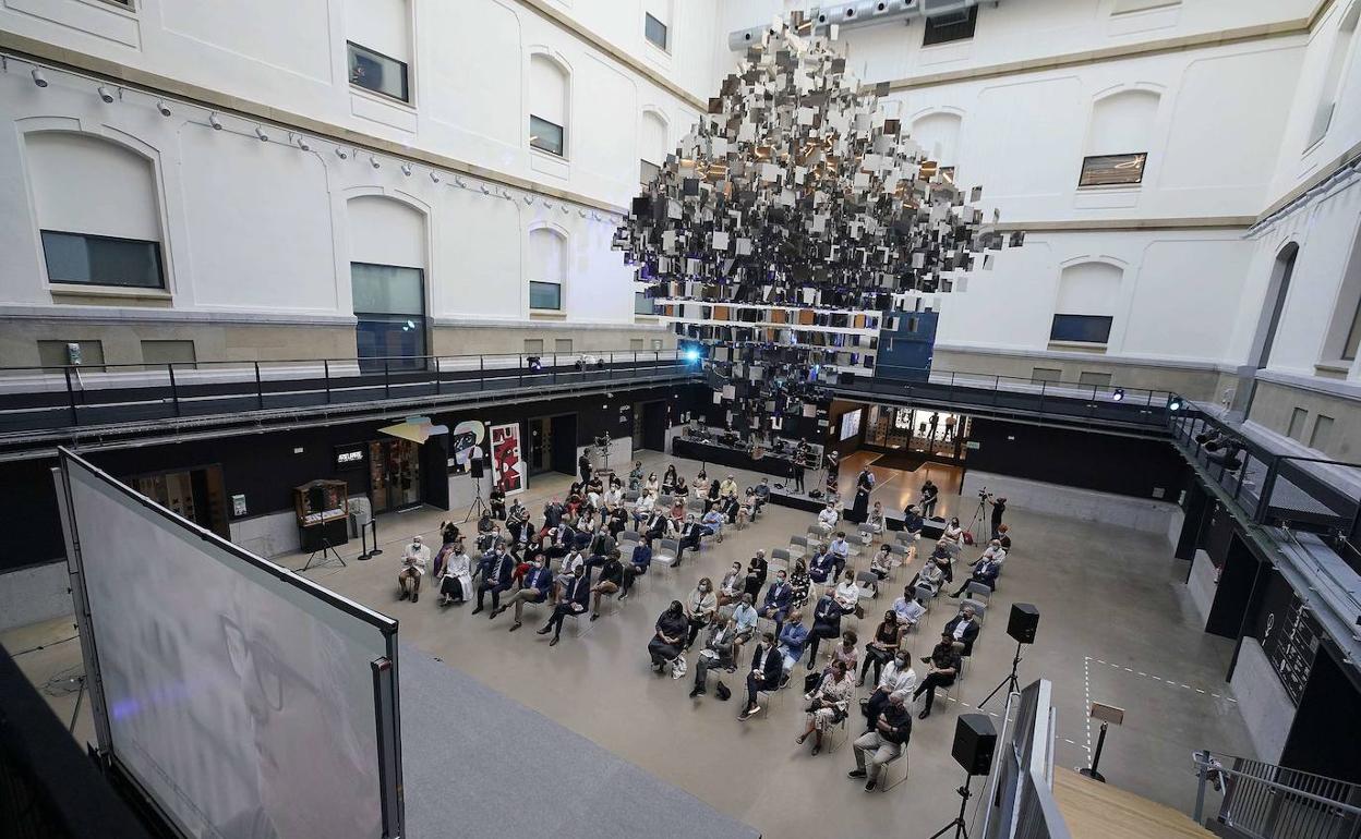 Vista de un acto en la plaza de Tabakalera, 'presidida' por la obra 'Kuboa' de Julio Le Parc.