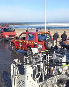 Imagen secundaria 2 - San Sebastián: Los bomberos rescatan a un surfista polaco en el espigón de La Zurriola