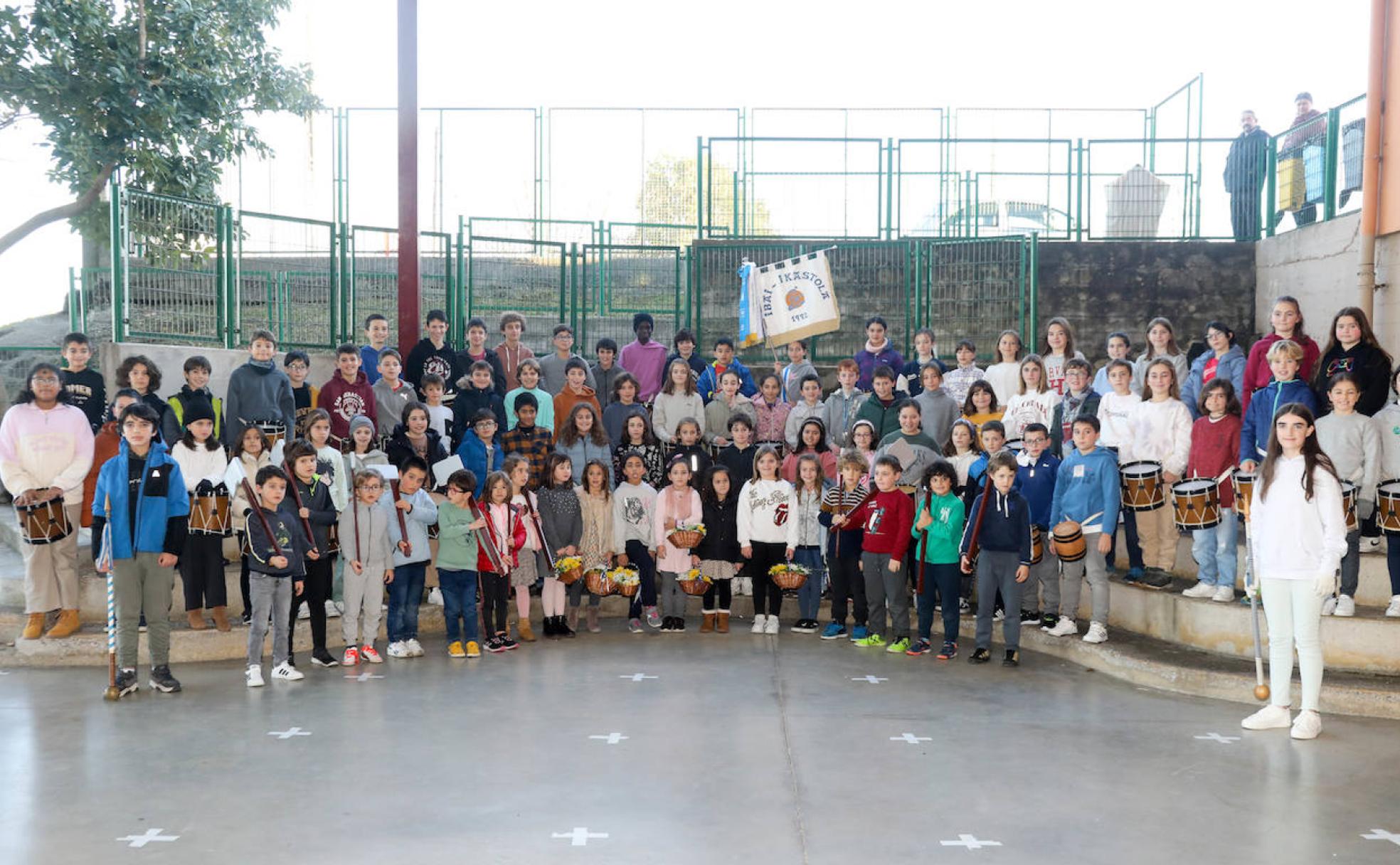 Los integrantes de Ibai Ikastola de la Tamborrada Infantil 2023. 