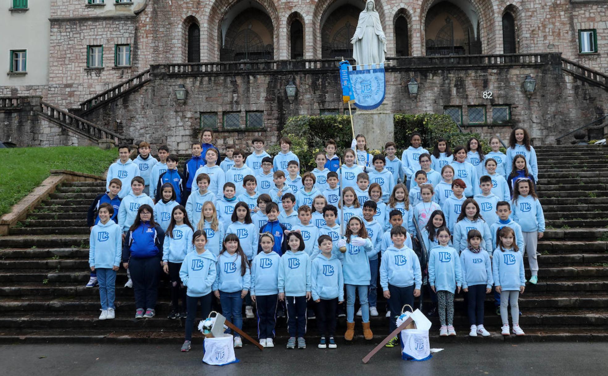 Los integrantes de Larramendi Ikastetxea en la Tamborrada Infantil 2023. 