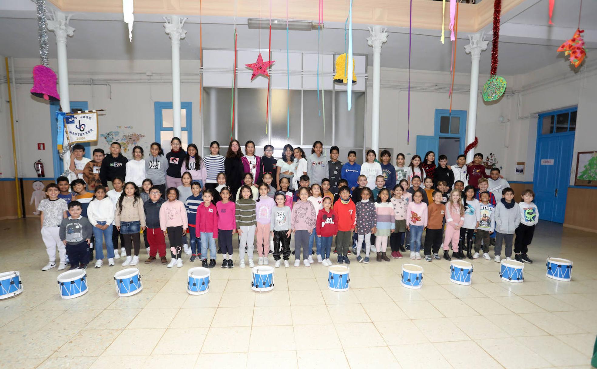Los integrantes de San José Ikastetxea de la Tamborrada Infantil 2023. 