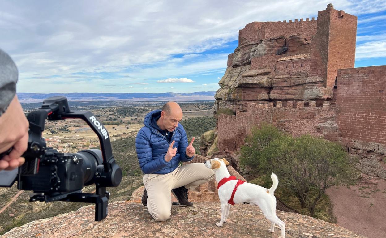 Pablo Muñoz Gabilondo y Pipper, frente al castillo de Peracense, en Teruel. 