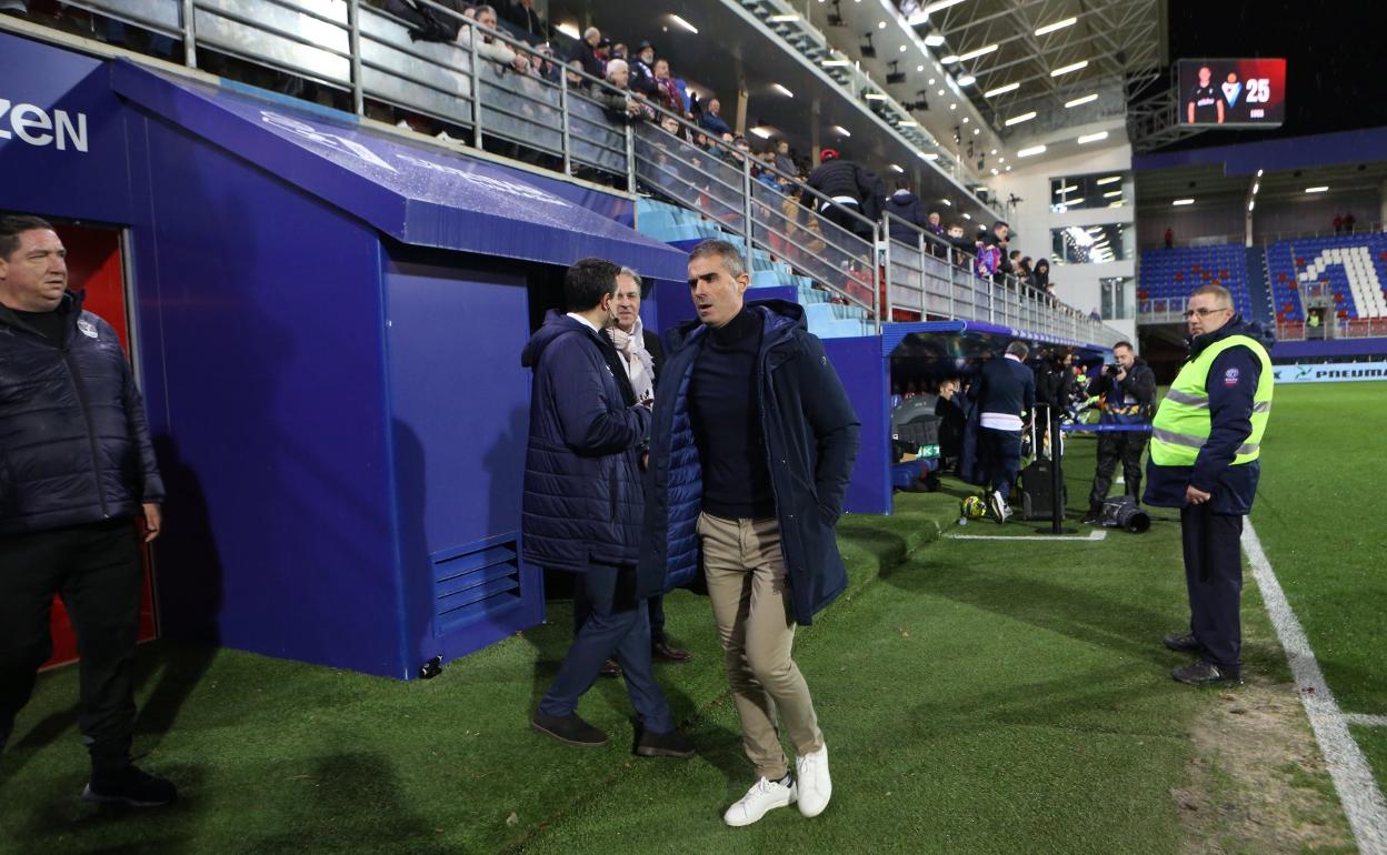 Gaizka Garitano, en la banda de Ipurua. 