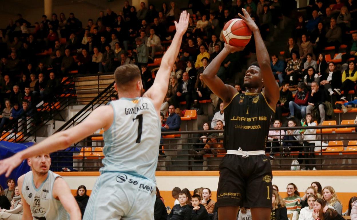 Khadim Sy lanza a canasta delante de Miguel González. 