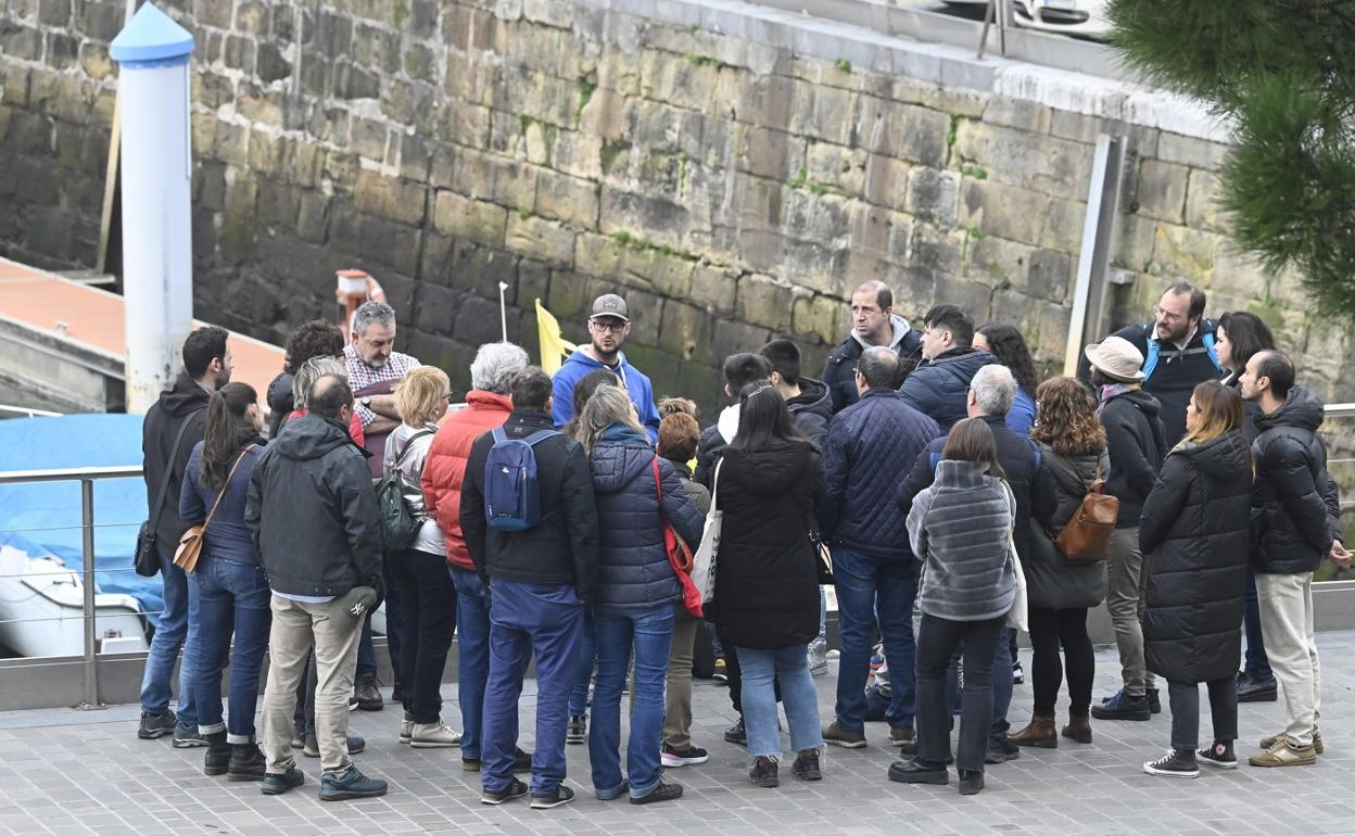 Un grupo de turistas, en una visita guiada por Donostia. 
