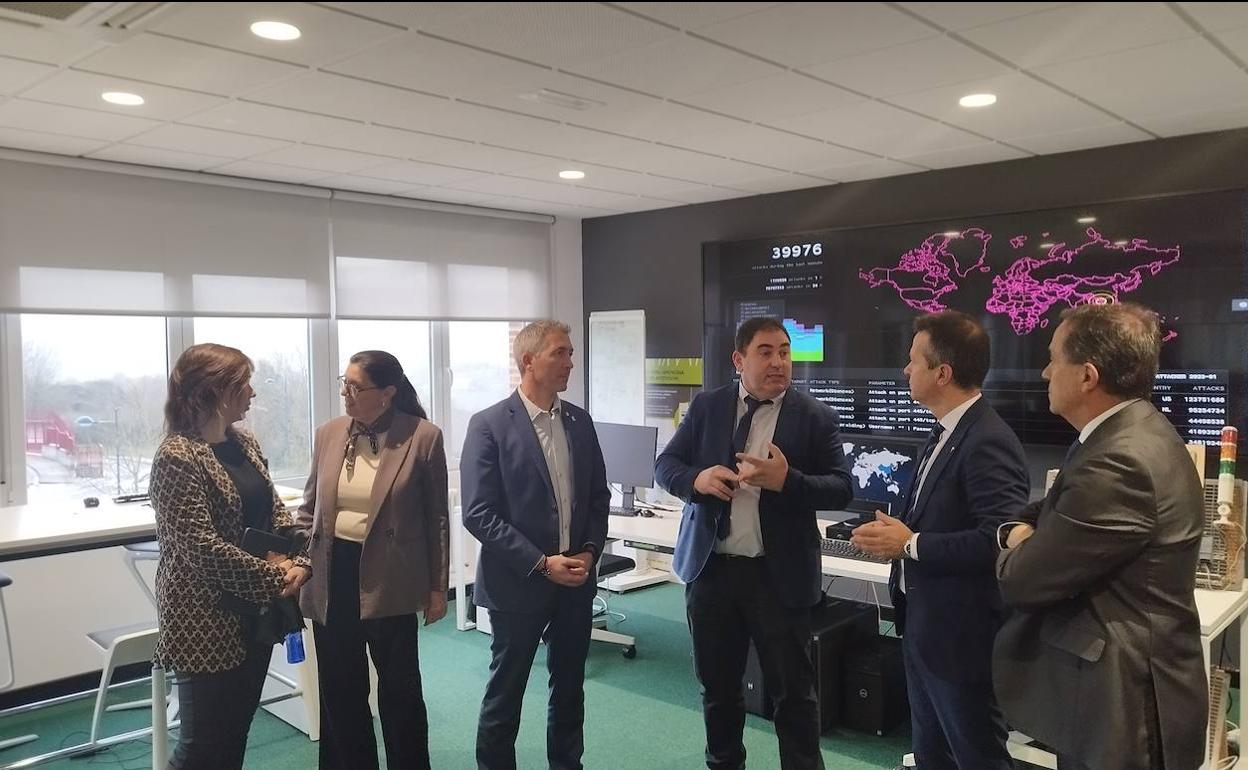 Momento de la visita a Tknika de la delegación de educación catalana.