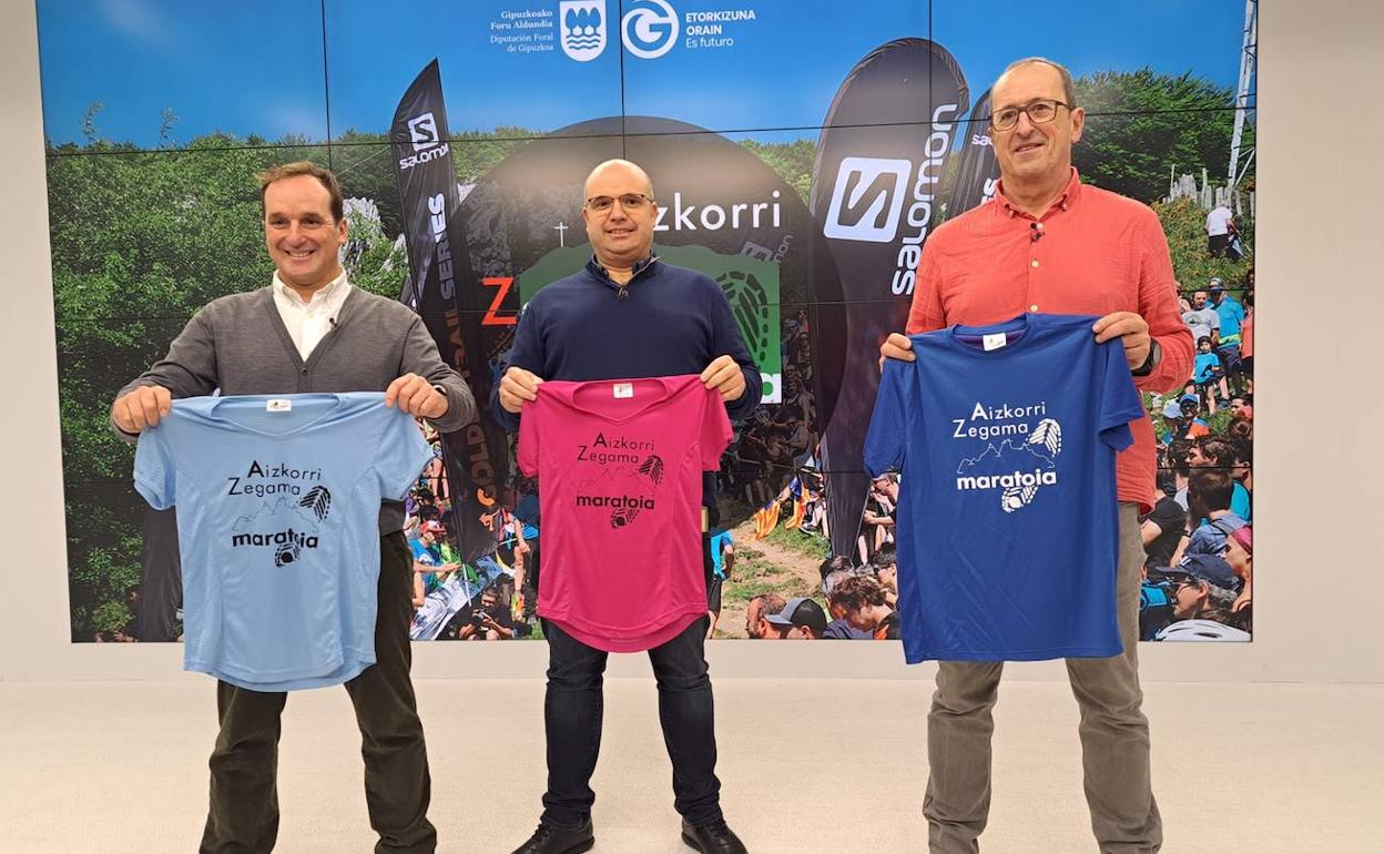 De izquierda a derecha Iker Goitia, director foral de Turismo, Joseba Izagirre, alcalde de Zegama, y Alberto Aierbe, responsable de la organización, durante la presentación de la XXII edición de la Zegama-Aizkorri.