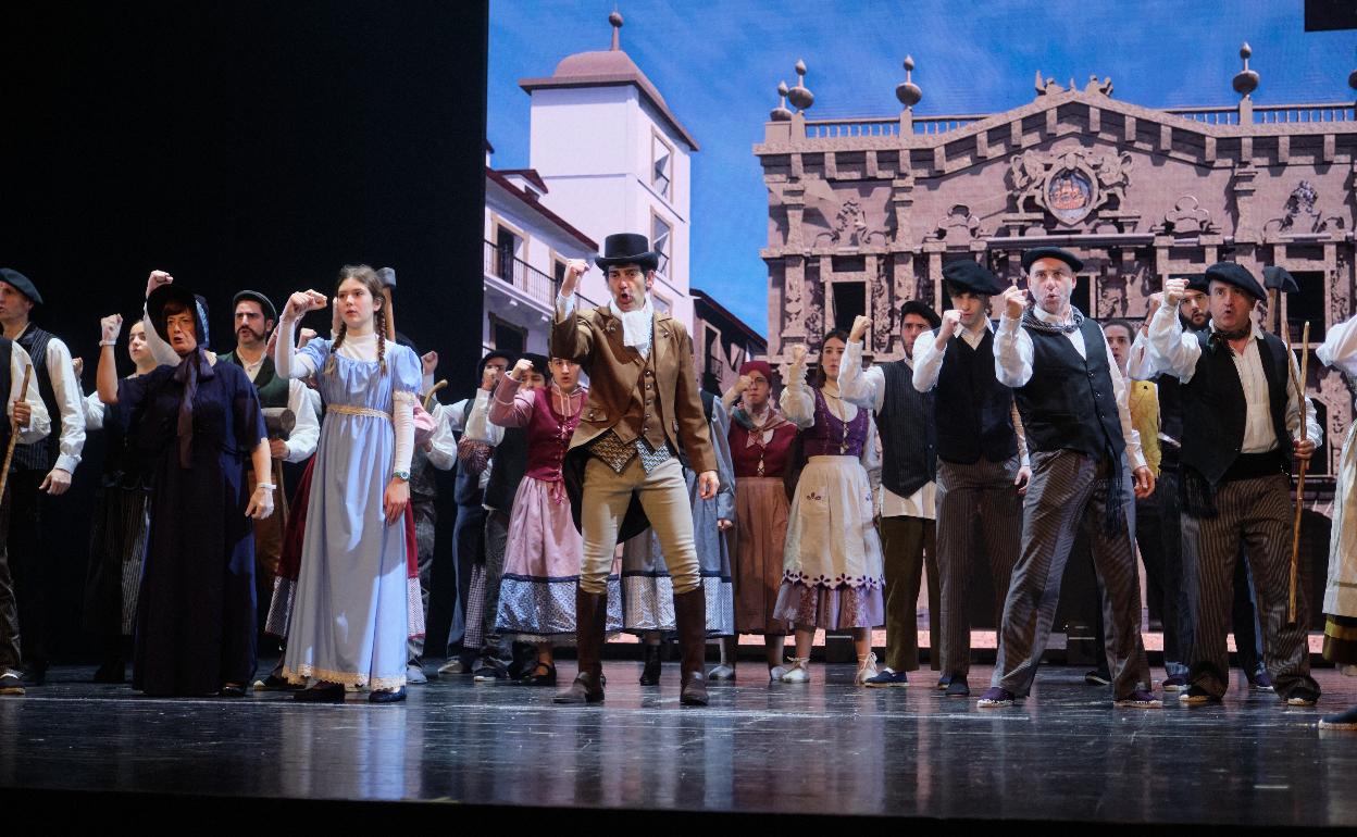 Imagen de una de las escenas interpretadas sobre el escenario del Teatro Victoria Eugenia durante el ensayo general previo al estreno de este viernes.