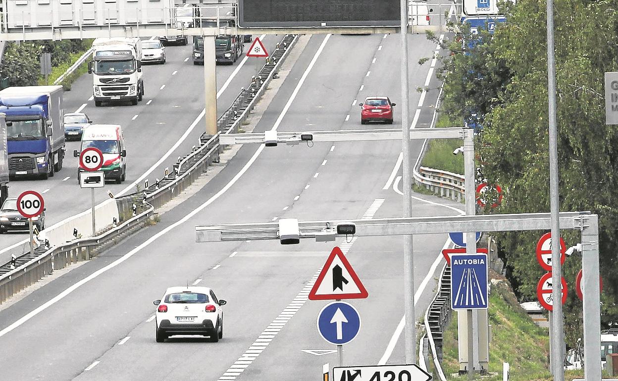 Banderolas en un acceso a la N-I en Ordizia para leer las matrículas y cobrar el canon a los camiones. 