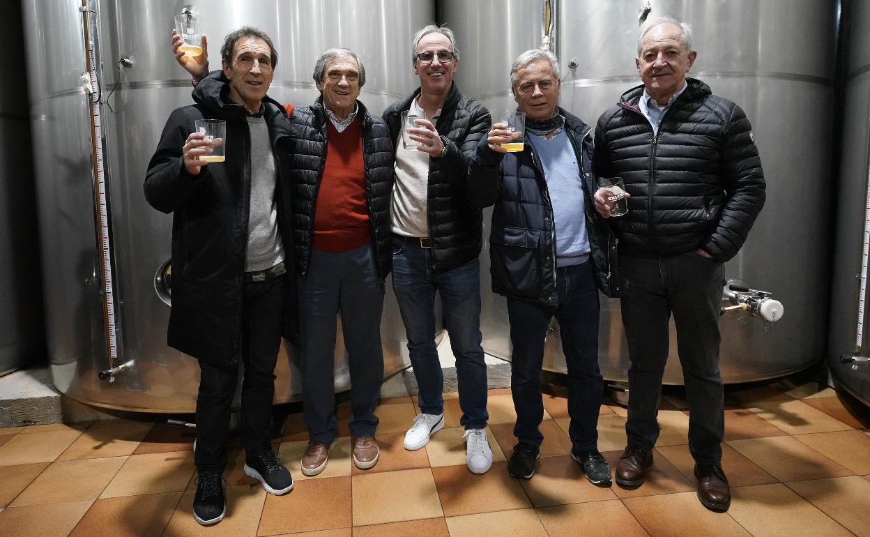 Zamora, Arconada, Górriz, López Ufarte y Alonso, en el 'txotx' de Saizar. 