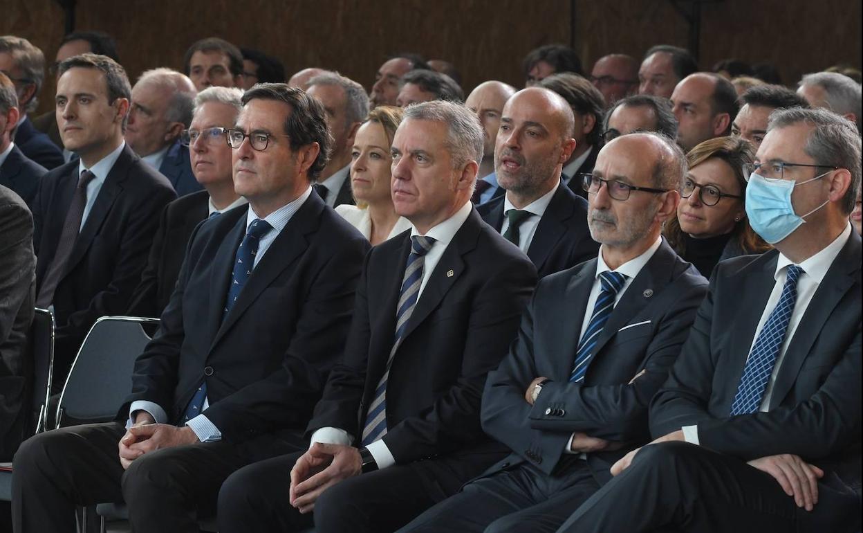 El lehendakari Iñigo Urkullu, entre el presidente de la CEOE, Antonio Garamendi, y el de Adegi, Eduardo Junkera, en la inauguración de Fabrika.