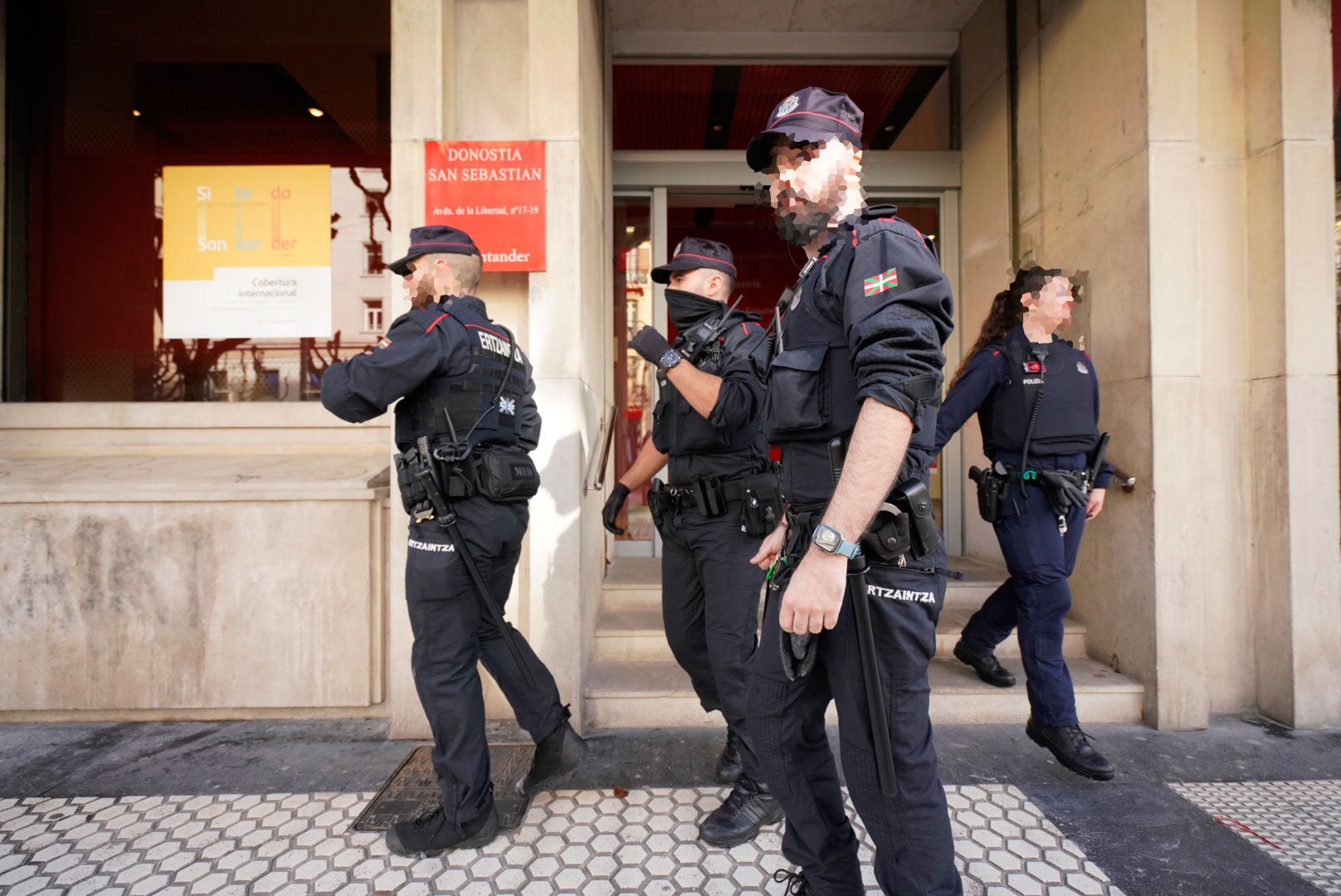 Fotos: La alarma de un banco alerta a la Ertzaintza en Donostia