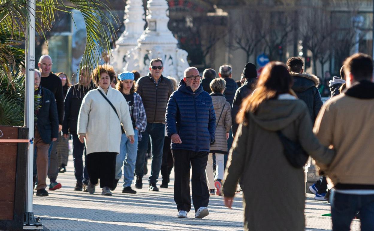 Ciudadanos pasean por el centro de San Sebastián. 