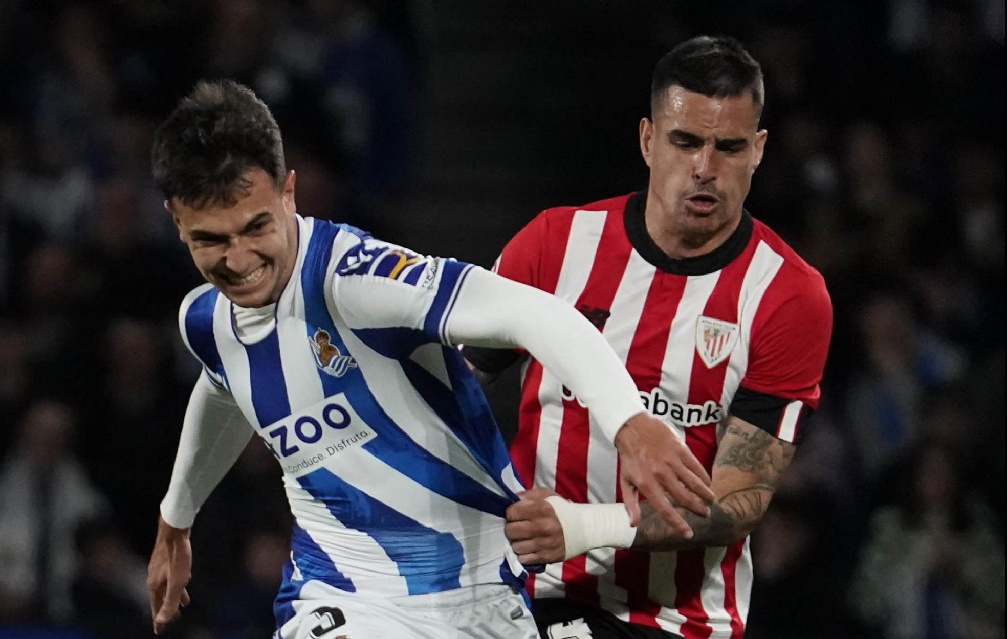 Martin Zubimendi y Dani García pugnan por el balón en el centro del campo. 