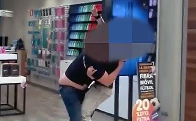 Vídeo: Un momento del incidente, que tuvo lugar en el interior del centro comercial, en un local de telefonía móvil