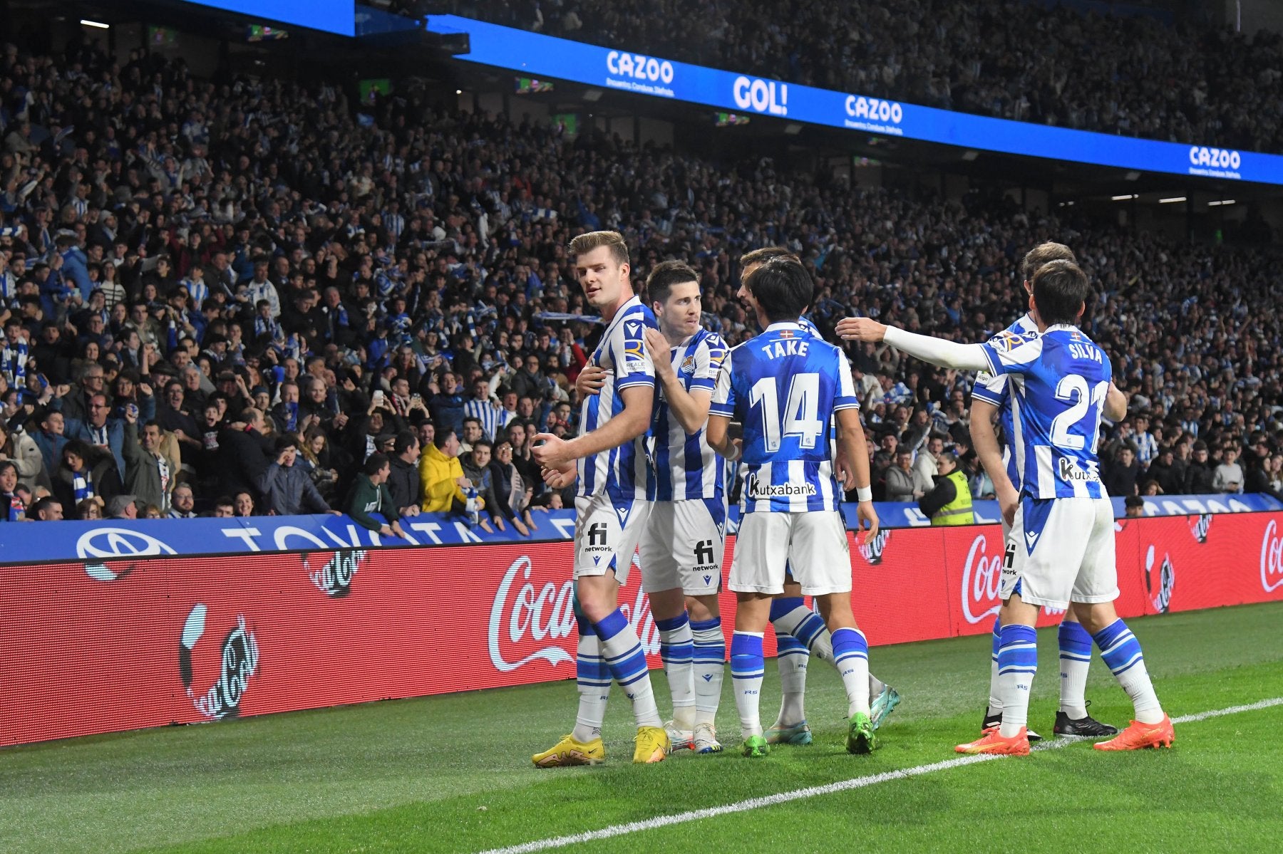 Los jugadores celebran el gol de Sorloth en el derbi. 